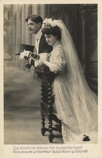 ひざまずく新郎新婦 作： French Photographer